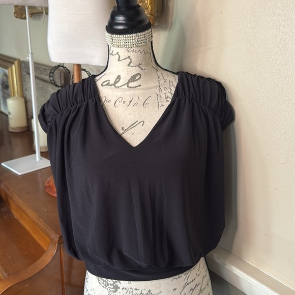 Express Black Polished Matte Jersey Ruched Banded Bottom Blouse V-Neck NWT 88.00 - Picture 4 of 4